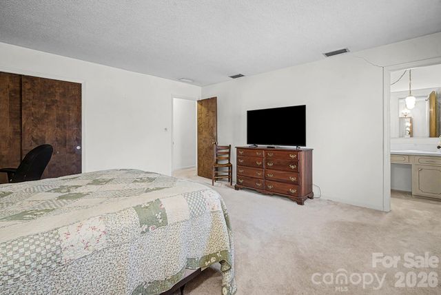 8122 Knollwood Circle, Charlotte, NC 28213