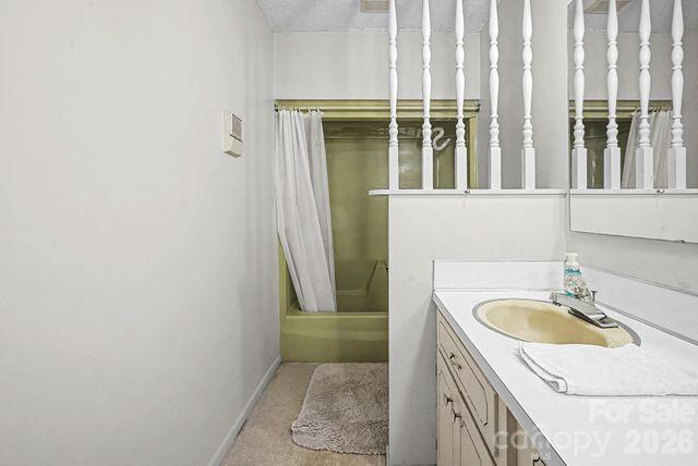 8122 Knollwood Circle, Charlotte, NC 28213