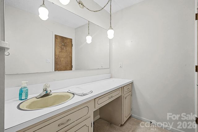 8122 Knollwood Circle, Charlotte, NC 28213