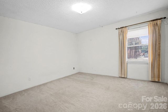 8122 Knollwood Circle, Charlotte, NC 28213