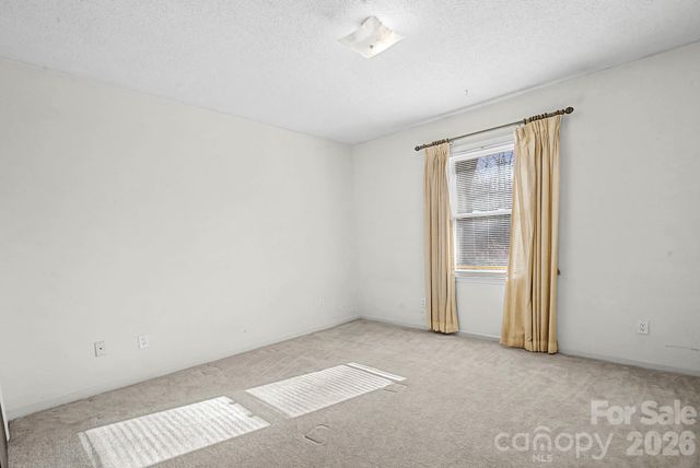 8122 Knollwood Circle, Charlotte, NC 28213