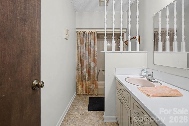 8122 Knollwood Circle, Charlotte, NC 28213