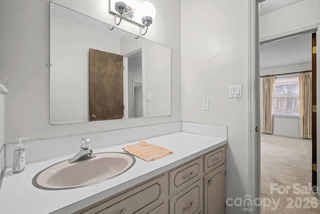 8122 Knollwood Circle, Charlotte, NC 28213