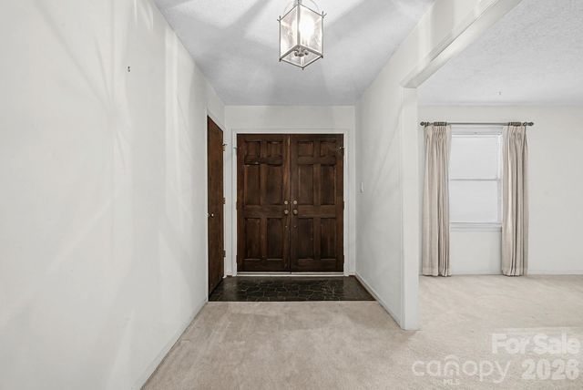 8122 Knollwood Circle, Charlotte, NC 28213