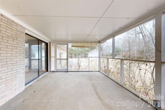 8122 Knollwood Circle, Charlotte, NC 28213