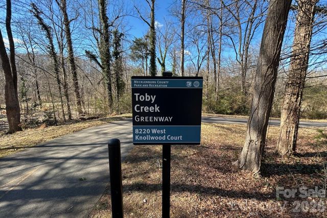 8122 Knollwood Circle, Charlotte, NC 28213