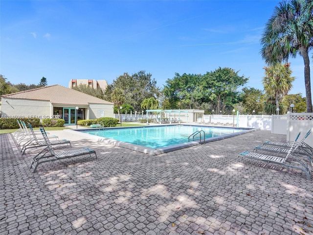 3300 W Rolling Hills Cir 104, Davie, FL 33328