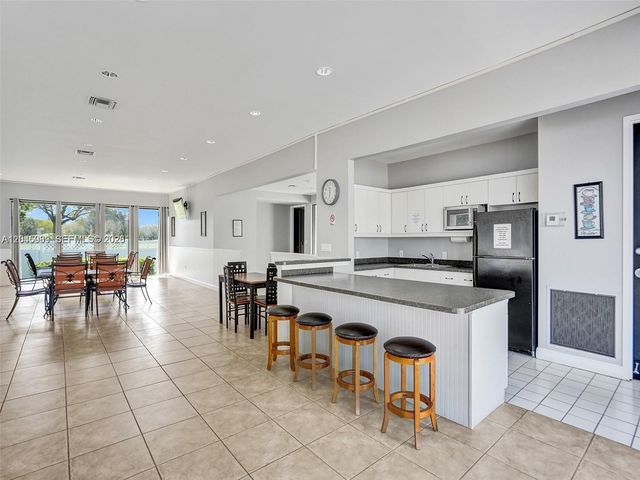 3300 W Rolling Hills Cir 104, Davie, FL 33328