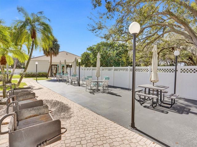 3300 W Rolling Hills Cir 104, Davie, FL 33328