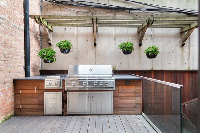 41 E Elm Street, Chicago, IL 60611