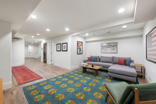 41 E Elm Street, Chicago, IL 60611