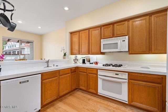 854 Calle Los Gatos, Camarillo, CA 93010