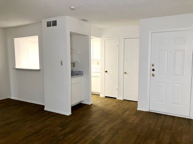 7431 Holly Hill Drive 115, Dallas, TX 75231