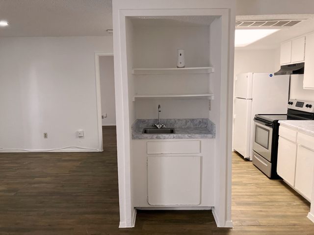 7431 Holly Hill Drive 115, Dallas, TX 75231