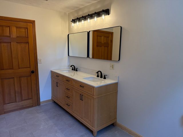 1174 Old Fall River Rd, Dartmouth, MA 02747