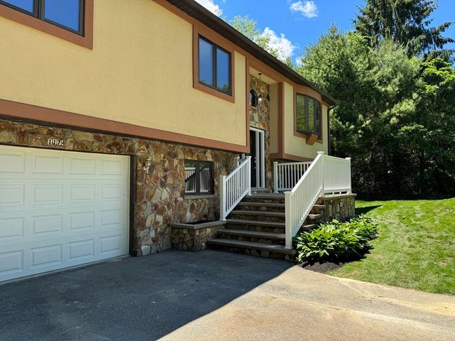 1174 Old Fall River Rd, Dartmouth, MA 02747