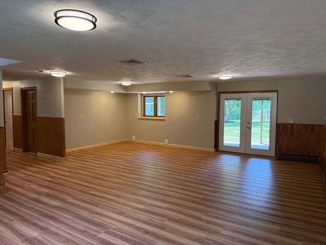 1174 Old Fall River Rd, Dartmouth, MA 02747