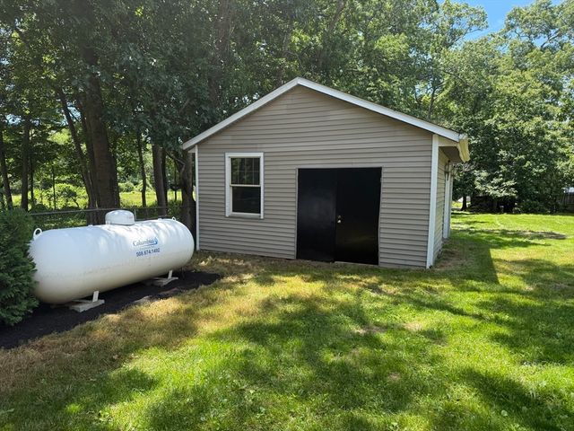 1174 Old Fall River Rd, Dartmouth, MA 02747