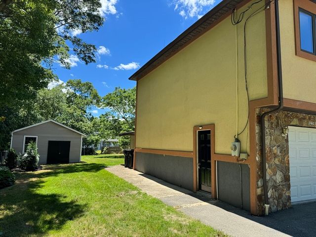 1174 Old Fall River Rd, Dartmouth, MA 02747