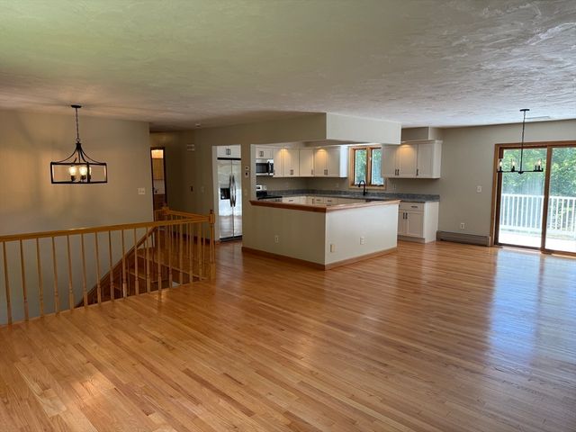 1174 Old Fall River Rd, Dartmouth, MA 02747