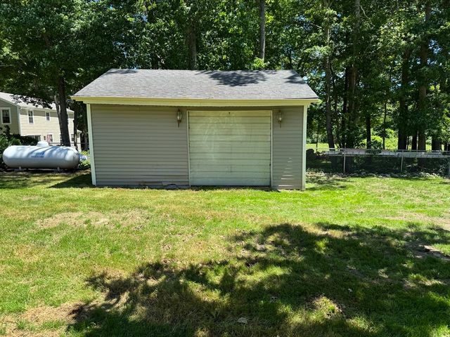 1174 Old Fall River Rd, Dartmouth, MA 02747