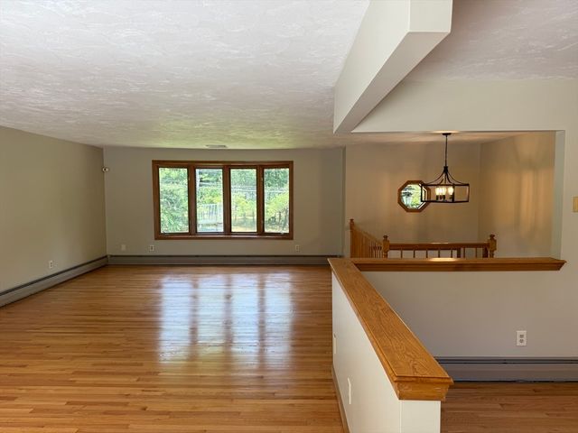 1174 Old Fall River Rd, Dartmouth, MA 02747