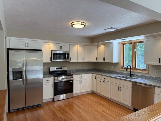 1174 Old Fall River Rd, Dartmouth, MA 02747