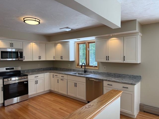 1174 Old Fall River Rd, Dartmouth, MA 02747