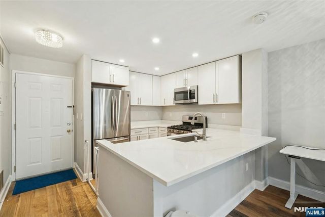 403 Hancock Court 403, Edgewater, NJ 07020