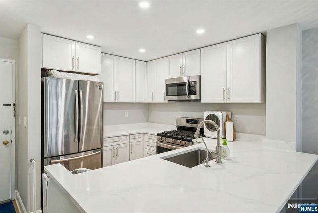 403 Hancock Court 403, Edgewater, NJ 07020