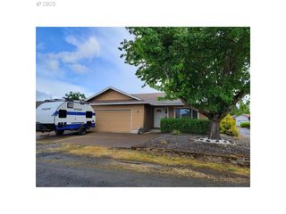 549 S 34TH St, Springfield, OR 97478