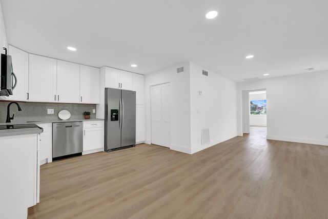 330 Pine Ridge Circle B-2, Greenacres, FL 33463