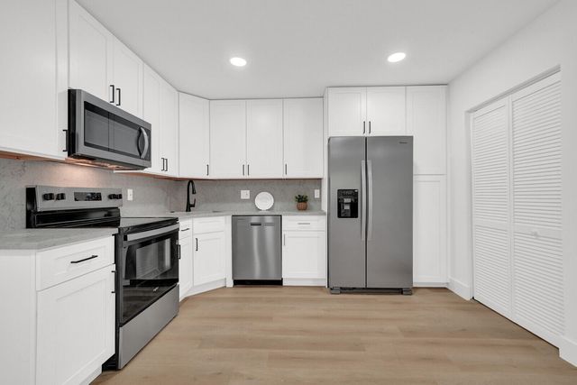 330 Pine Ridge Circle B-2, Greenacres, FL 33463