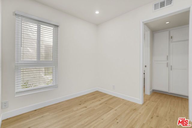 18411 Hatteras Street 230, Tarzana (los Angeles), CA 91356