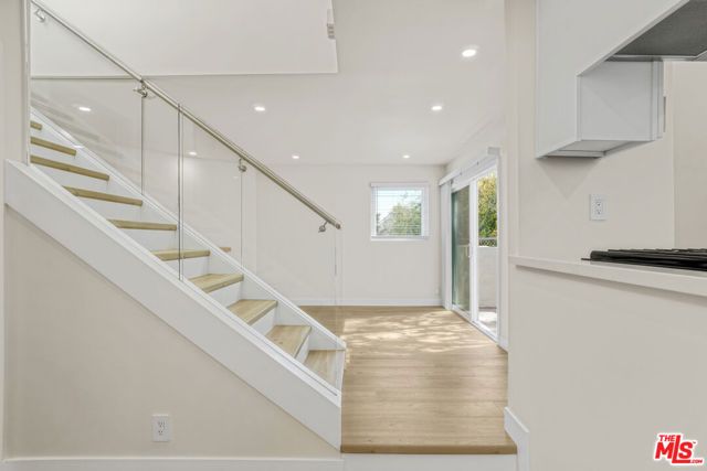 18411 Hatteras Street 230, Tarzana (los Angeles), CA 91356