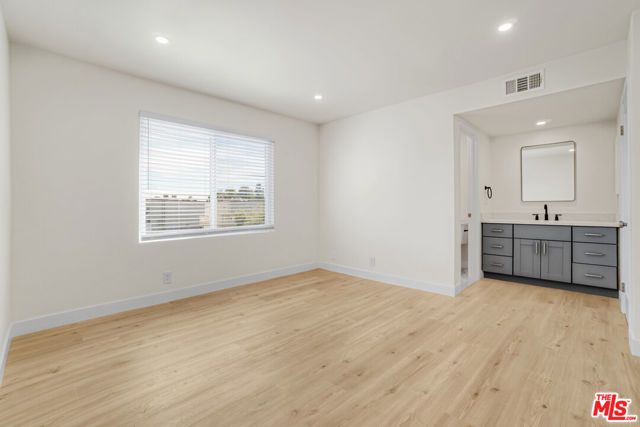 18411 Hatteras Street 230, Tarzana (los Angeles), CA 91356