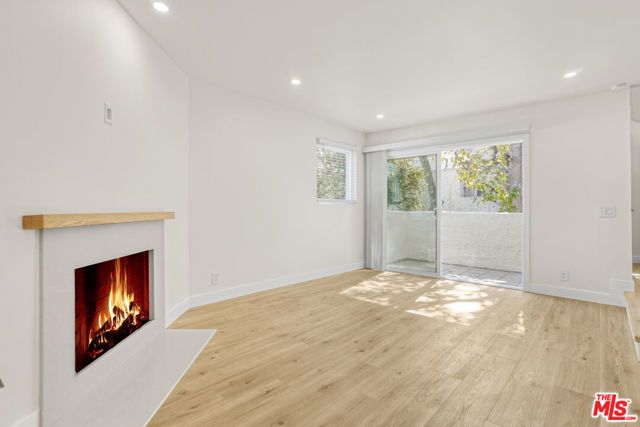 18411 Hatteras Street 230, Tarzana (los Angeles), CA 91356