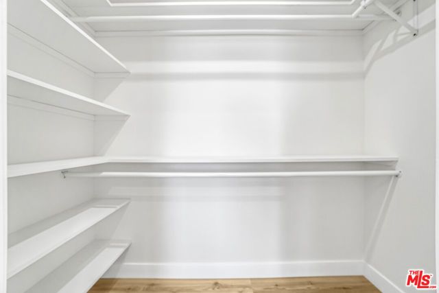 18411 Hatteras Street 230, Tarzana (los Angeles), CA 91356