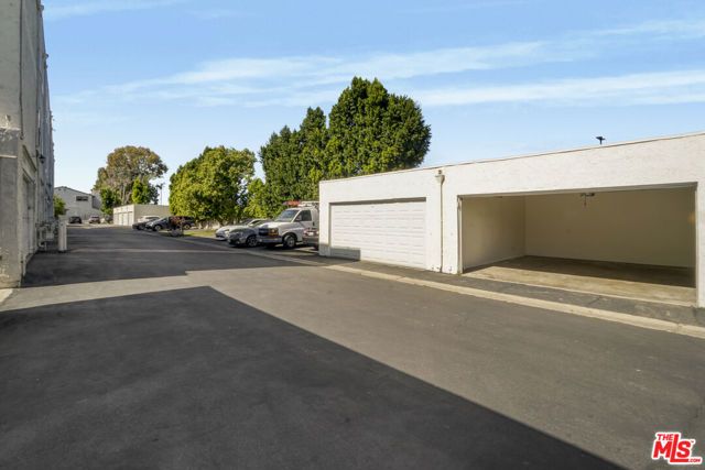 18411 Hatteras Street 230, Tarzana (los Angeles), CA 91356