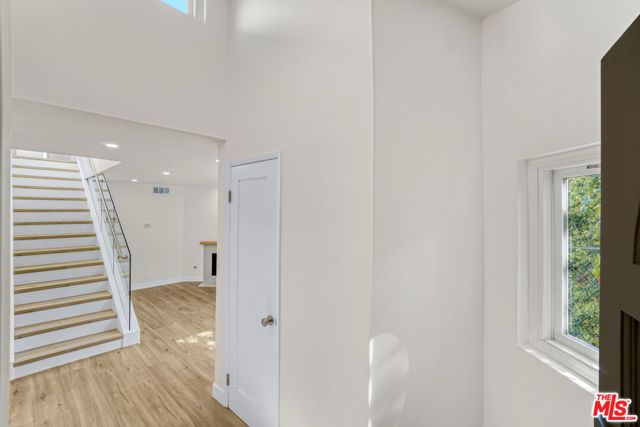 18411 Hatteras Street 230, Tarzana (los Angeles), CA 91356