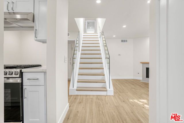 18411 Hatteras Street 230, Tarzana (los Angeles), CA 91356