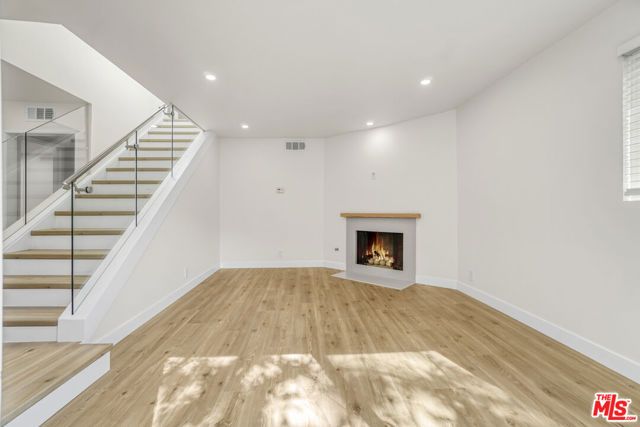 18411 Hatteras Street 230, Tarzana (los Angeles), CA 91356