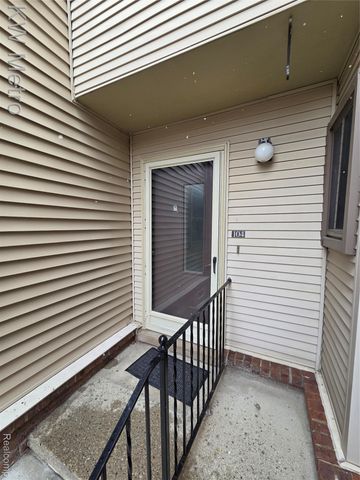 6680 Ridgefield Circle Circle 104, West Bloomfield Charter Township, MI 48322