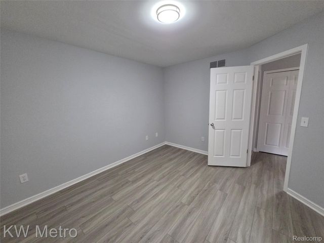 6680 Ridgefield Circle Circle 104, West Bloomfield Charter Township, MI 48322