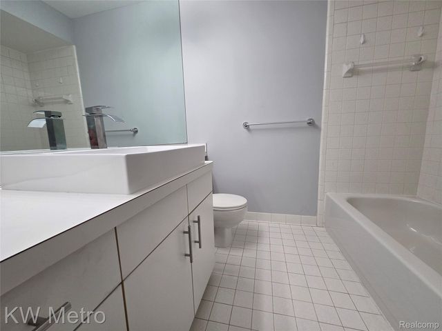 6680 Ridgefield Circle Circle 104, West Bloomfield Charter Township, MI 48322