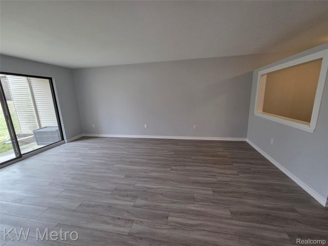 6680 Ridgefield Circle Circle 104, West Bloomfield Charter Township, MI 48322