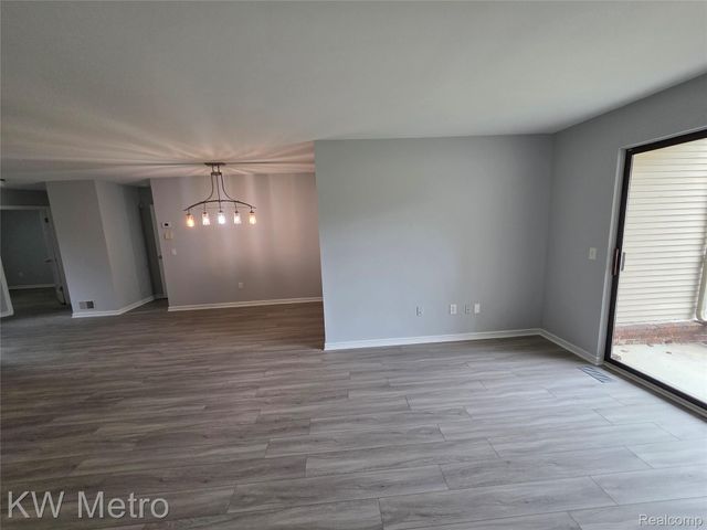 6680 Ridgefield Circle Circle 104, West Bloomfield Charter Township, MI 48322