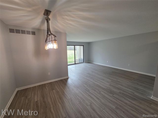 6680 Ridgefield Circle Circle 104, West Bloomfield Charter Township, MI 48322