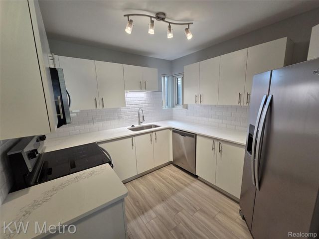 6680 Ridgefield Circle Circle 104, West Bloomfield Charter Township, MI 48322