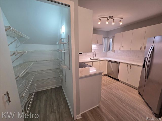 6680 Ridgefield Circle Circle 104, West Bloomfield Charter Township, MI 48322